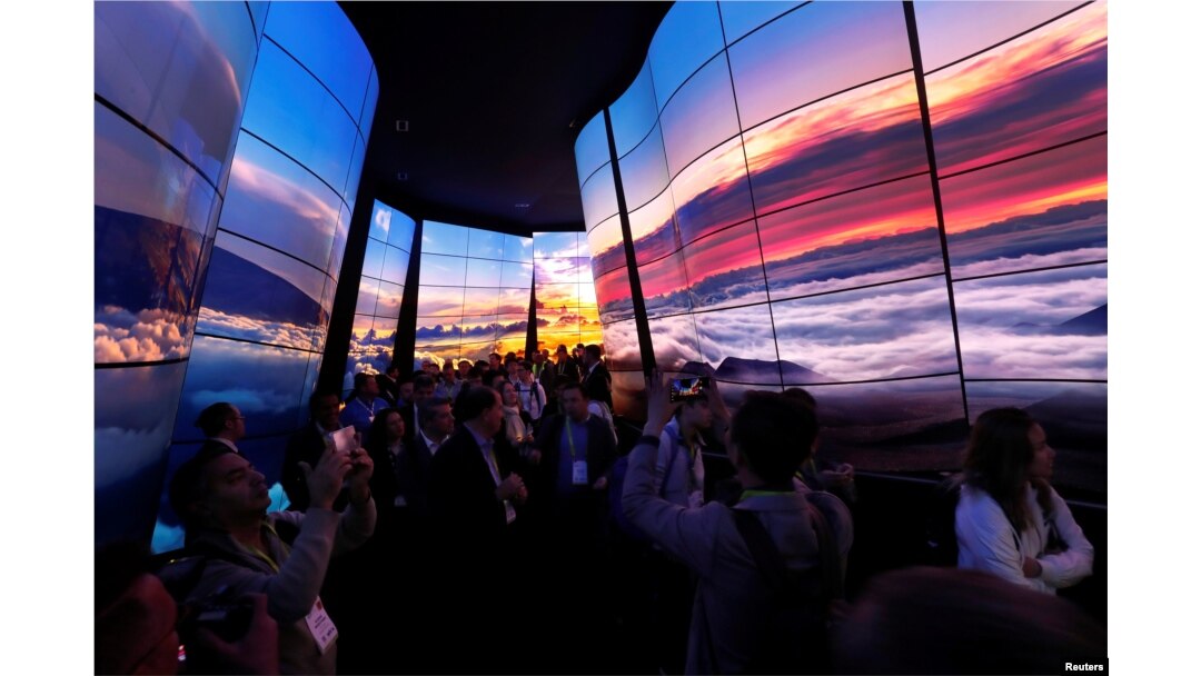 Тоннель из OLED мониторов от LG на выставке CES 2018