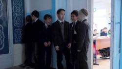 Diňle: Okuwçy ýaşlar hojalyklaryň maddy ýagdaýy nazarda tutulyp, synplara bölünýär – ene-atalar
