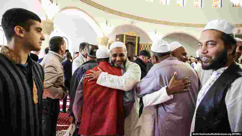 По окончании молитвы, верующие поздравляют друг друга с праздником