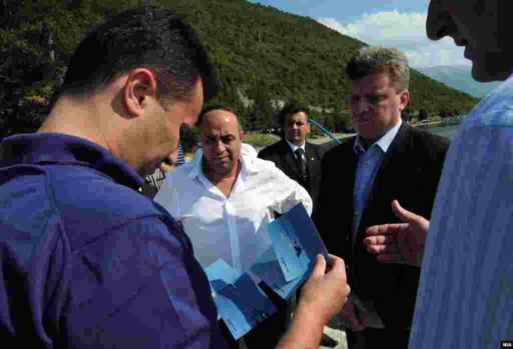 Државниот врв на местото на несреќата во Охрид - Prime Minister Nikola Gruevski and President Gorge Ivanov at the boat accident, Премиерот Никола Груевски и претседателот Ѓорѓе Иванов на местото на несреќата во Охрид