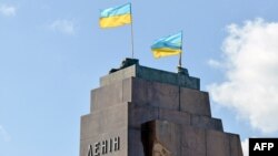 Прапори України на постаменті, з якого напередодні повалили пам'ятник Володимиру Леніну. Харків, 29 вересня 2014 року