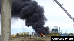 Пожар на нефтеперерабатывающем завода АНПЗ. Фото предоставлено МЧС. Атырау, 23 сентября 2009 года. 