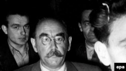 Nagy Imre érkezik a Parlamentbe 1956. október 23-án, a forradalom kitörésekor, hogy beszédet tartson a Kossuth téren összegyűlt tömegnek