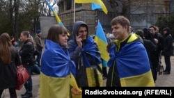 Участники проукраинской акции в Симферополе, Крым, 8 марта 2014 г.