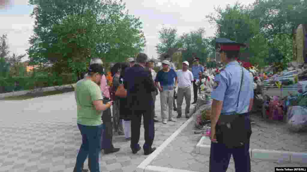 Саяси қуғын-сүргін құрбандарын еске алуға келген адамдарды бақылап жүрген полиция қызметкерлері. Атырау, 31 мамыр 2016 жыл. 