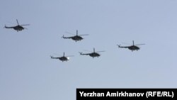 В воздушном параде над Астаной во время военного парада были задействованы самолеты и вертолеты, в том числе новые истребители Су-30СМ поколения 4++, которые были приобретены у России. Астана, 7 мая 2015 года.