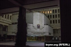 Освещенное здание Госсовета Крыма. Уличное освещение полностью отключено. Симферополь, вечер 22 ноября