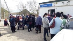 Төтенше жағдай кезінде берілетін әлеуметтік көмекті алу үшін құжат жасатып жүрген тұрғындар. Қызылорда қаласы. 6 сәуір 2020 жыл.