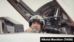 Нижегородский губернатор Борис Немцов после полета на сверхзвуковом истребителе МИГ-29, 1996 год 
