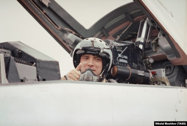 Нижегородский губернатор Борис Немцов после полета на сверхзвуковом истребителе МИГ-29, 1996 год