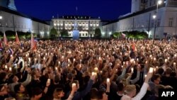 Участники протеста против нового закона у президентского дворца в Варшаве 