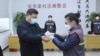 Голові КНР Сі Цзіньпіну (л) вимірюють температуру перед відвідуванням госпіталю
