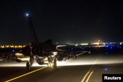 Французский многоцелевой истребитель Dassault Rafale вылетает для нанесения удара по позициям исламистов в Ракке. Ночь с 15 на 16 ноября