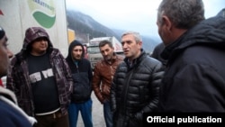 Georgia - Armenian Transport Minister Vahan Martirosian (second from right) talks to drivers of Armenian trucks stranded at the Upper Lars border crossing, 13Dec2016.