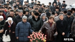 Kazakh opposition leaders lay flowers in commemoration of the 1986 uprising in Almaty.