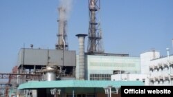 На сегодняшний день крупные промышленные предприятия в Узбекистане, в частности, Ферганский азотный завод и Алмалыкский химический завод не могут выплатить зарплаты своим работникам.