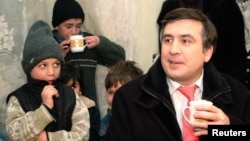 Президент Михаил Саакашвили жетімдер үйінде.Тбилиси, 23 қаңтар 2006 жыл.