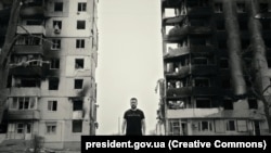 Кадър от видеообръщението на украинския президент Володимир Зеленски в
Деня на победата, в който се отбелязва края на Втората световна война. В Украйна, както и в много други страни, това се случва на 8 май. Бородянка, Киевски регион, 8 май 2022 г.