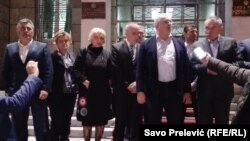 Poslanici opozicionog Demokratskog fronta (DF) su odlučili da noć i naredne dane provedu u sjedištu Skupštine Crne Gore