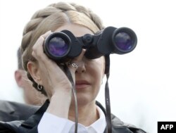 Yulia Tymoshenko hərbi təlimləri izləyir. 30 aprel 2014