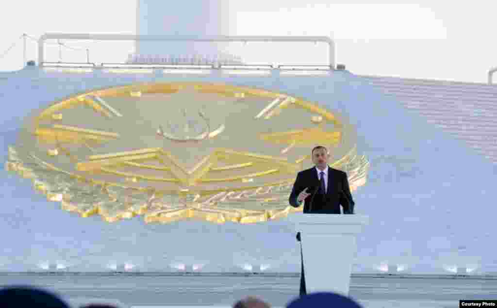 Preşedintele azer Ilham Alyev la inaugurarea oficială a Pieței Steagului Național de la Baku, unde sunt amplasate mai multe simboluri naționale ale Azerbaigianului, &icirc;ntre care şi un catarg gigantic, a cărui bază poate fi vazută &icirc;n spatele preş