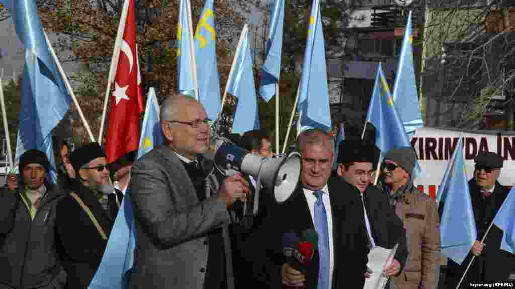 В Анкаре приняли участие в протесте представители крымскотатарской диаспоры Турции.