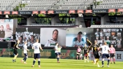 навивачите не беа на стадионот кога АГФ Архус играше со Рандерс на 28 мај, тие ја користеа платформата Зум за да бидат дел од настанот