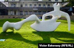 O statuie de Henry Moore în fața Muzeului Arp Bahnhof Rolandseck