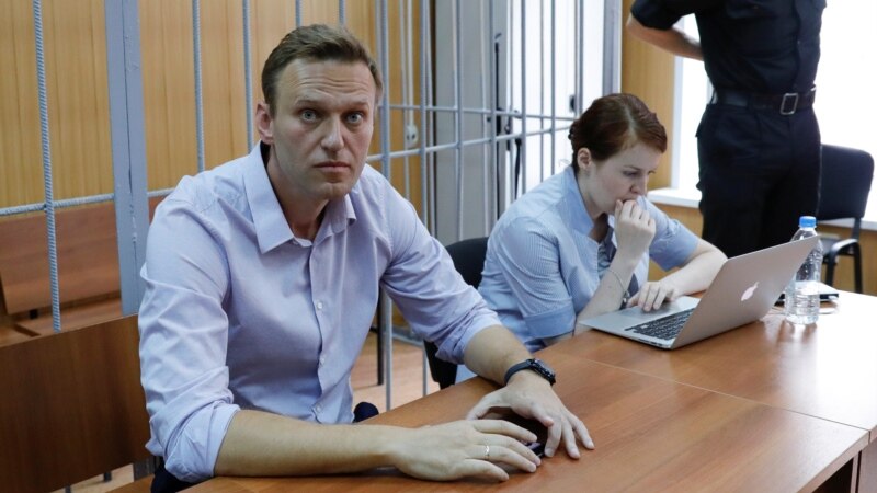 Навални еден месец во затвор поради протестот „Путин не е нашиот цар“