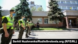 Посилені заходи безпеки біля будівлі Шевченківського райсуду у Києві, 12 червня 2020 року