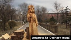 Деревянная статуя девушки-воина в Семее.