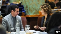 Башар Асад и его супруга Асма ужинают в одном из ресторанов Парижа. Декабрь 2010 года.
