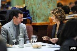  Сирийският президент Башар Асад и брачната половинка му Асма вечерят в ресторант Coupole в Париж. 