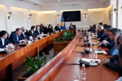 Foto nga takimi ndërmjet presidentit Hashim Thaçi dhe përfaqësuesve të partive politike.