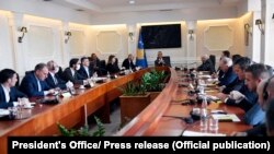 Претседателот на Косово Хашим Тачи, консултации со лидерите на парламентарните партии