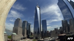 Остання частина антени на новій будівлі ВТЦ № 1 щойно змонтована, Нью-Йорк, фото 10 травня 2013 року