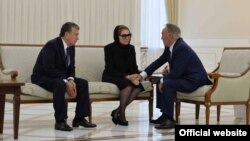 На фото (слева направо): Врио президента Узбекистана Шавкат Мирзияев, супруга первого президента РУз, глава Казахстана Нурсултан Назарбаев. Самарканд, 12 сентября 2016 года.