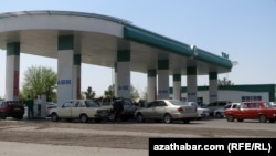 Turkmenistan. Petrol station on the way from Ashgabat to Mary. Gas. Cars. April 2018