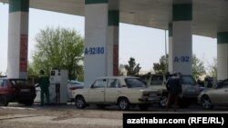 Заправка на трассе Ашхабад-Мары, Туркменистан
