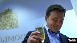 Губернатор Подмосковья Андрей Воробьев отмечает победу на выборах в сентябре 2013 года