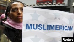 Nýu-Ýorkda geçirilen “Bu gün menem musulman” atly ýörişden bir pursat. 2011 ý.