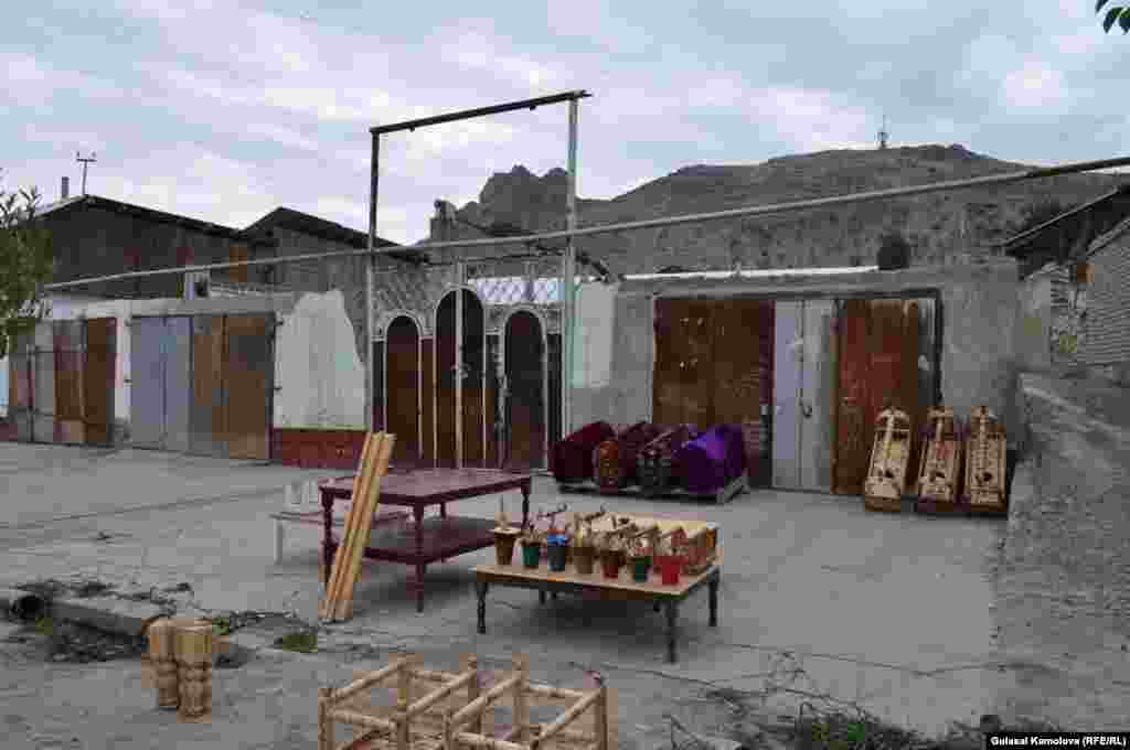 Бешик устаси Эгамберди аканинг бешиклари ёнган уй ёнида ажралиб туради