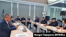 Активисты обсуждают состав земельной комиссии. Нур-Султан, 9 апреля 2021 года. 