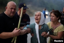 Një e moshuar duke u evakuuar nga Levani, afër Fierit, pas shpërthimit të vatrave të zjarrit më 4 shtator.