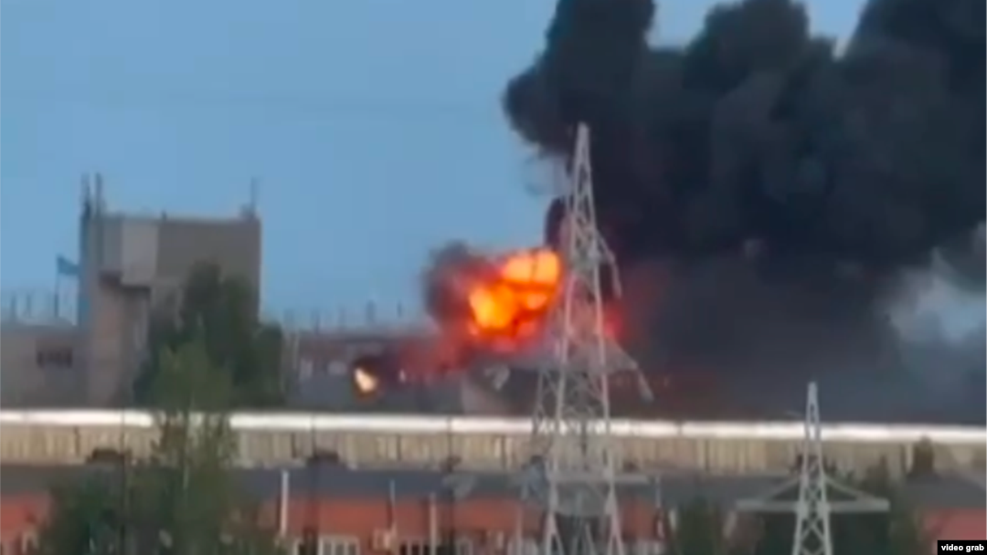 Пожар, возникший в результате атаки на предприятие "ВНИИР-ПРОГРЕСС" в Чебоксарах, 9 июня 2025 года