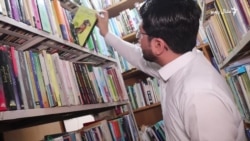 د مر دان په يو جومات کې شخصي کتابتون بېلا بېل مذهبي، سياسي او ادبي کتابونه لري