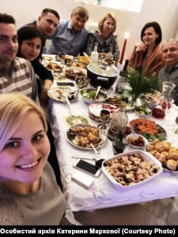 До повномасштабного вторгнення родина Катерини Маркової (л.) на Різдво збиралась великим родинним колом вдома у її дідуся. Фото з особистого архіву Катерини Маркової