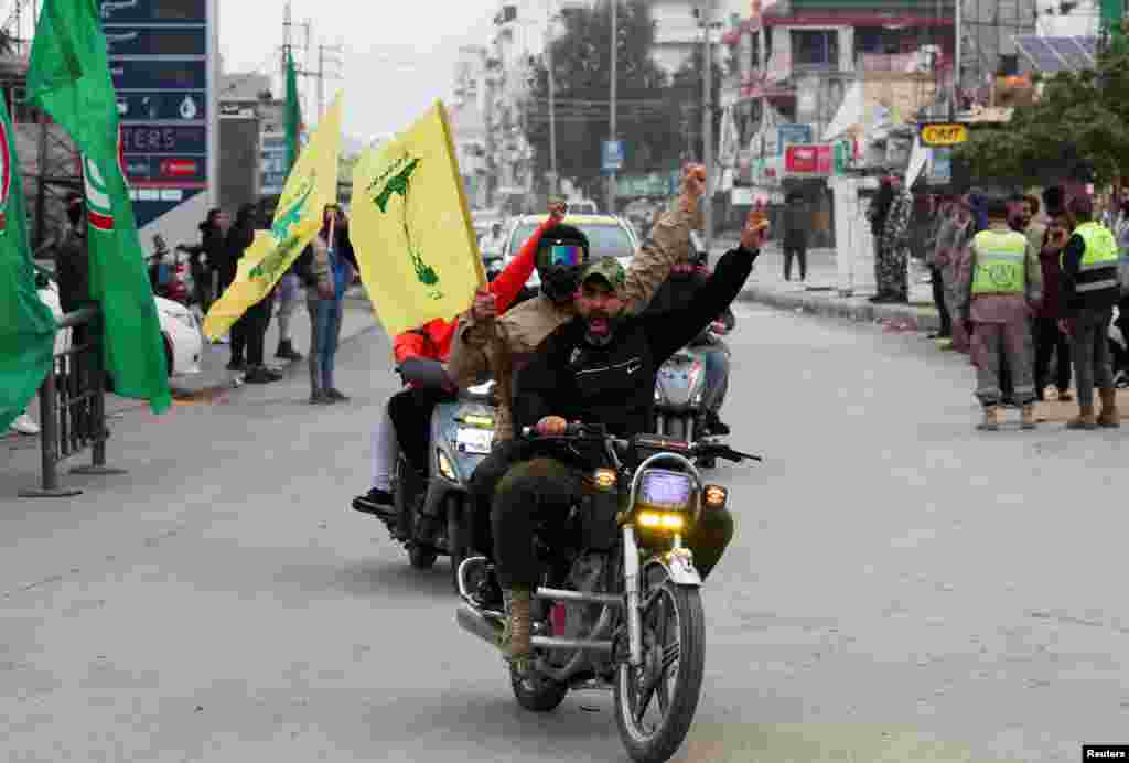 Njerëzit dolën në rrugët e Tyros për festuar armëpushimin mes Izraelit dhe Hezbollahut, Liban më 27 nëntor 2024. Izraeli dhe militantët e Hezbollahut në Liban filluan një armëpushim të mërkurën, një hap i rëndësishëm drejt përfundimit të luftimeve që kishin nisur gati 14 muaj më parë.