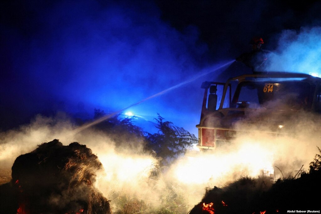 Një zjarrfikës duke u angazhuar për shuarjen e një zjarri afër Saint-Vallierit, në jugperëndim të Francës, më 12 gusht.