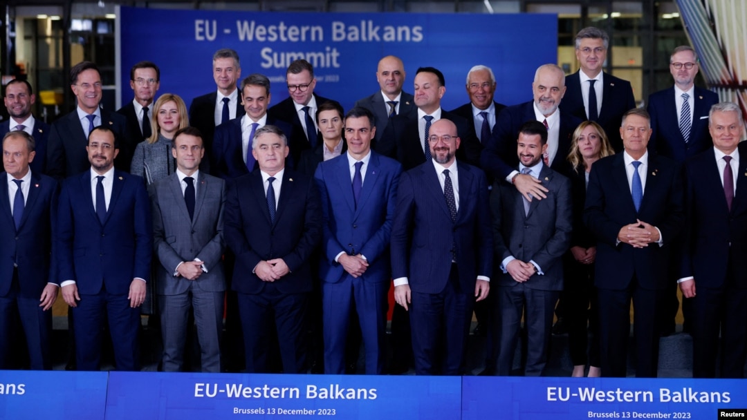 Summitul UE - Balcanii de Vest a avut loc ieri la Bruxelles. În rândul al doilea, premierul albanez Edi Rama îl cuprinde pe președintele Muntenegrului, Jakov Milatovic.